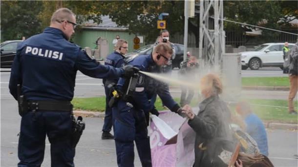 In Helsinki haben Polizeibeamte am Sonnabend, 3. Oktober, gegen Klimaaktivisten der Gruppe „Extinction Rebellion“ Pfefferspray eingesetzt. Der Bremerhavener Till Sawala (trägt eine blaue Jacke) fordert eine Aufabarbeitung des Vorfalls.