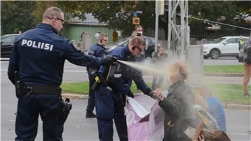 In Helsinki haben Polizeibeamte am Sonnabend, 3. Oktober, gegen Klimaaktivisten der Gruppe „Extinction Rebellion“ Pfefferspray eingesetzt. Der Bremerhavener Till Sawala (trägt eine blaue Jacke) fordert eine Aufabarbeitung des Vorfalls.