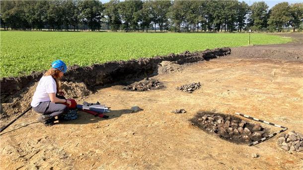 Archäologischer Jahresrückblick im Rotenburger Kreishaus In Helvesiek wurden Gargruben untersucht, die vermutlich bei größeren Versammlungen der Zubereitung von Speisen dienten.