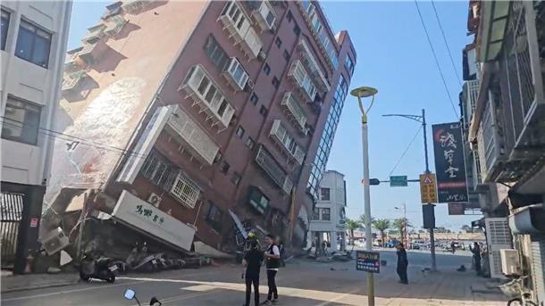 In Hualien im Osten Taiwans sind Gebäude teilweise eingestürzt.