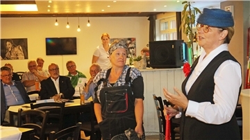 In humorvoller Weise blickten Hanne und Stine von der plattdeutschen Theatergruppe aus Rechtenfleth auf die Chronik des TSV Sandstedt zurück.