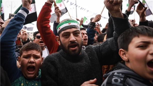 Bilder des Tages In Idlib protestieren Menschen gegen das Regime anlässlich des 12. Jahrestages der syrischen Revolution. Am 15. März 2011 kam es erstmals zu Protesten gegen die Führung unter Machthaber Al-Assad, woraus sich ein bis heute anhaltender Bürgerkrieg entwickelte.