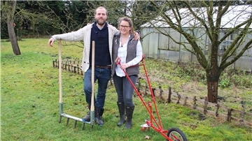 In ihrem Garten arbeiten Phillip Puckhaber und Sarah Stankus vor allem mit manuellen Geräten wie hier zum Beispiel einer Broadfork oder Doppelgrabegabel (links) und einer Einradhacke (rechts).