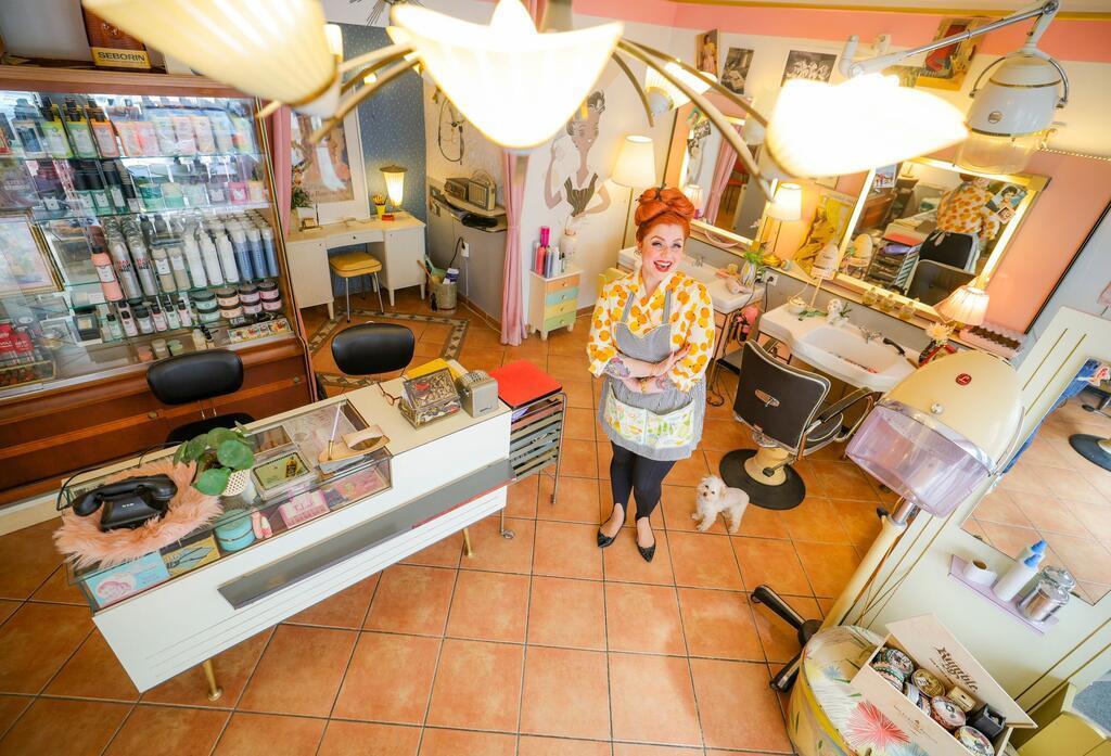 In ihrem Salon entstehen Frisuren wie in den 60ern. 