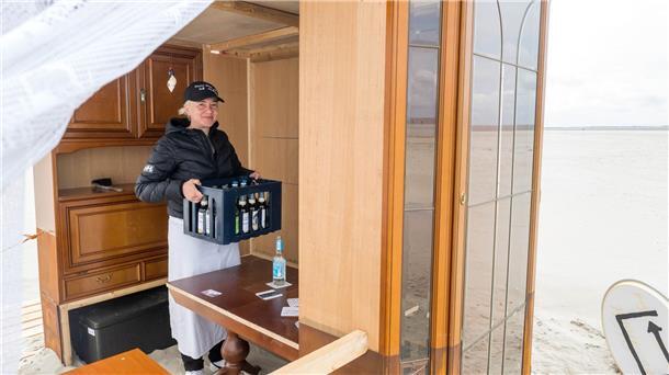 In ihrer Bar, zusammengezimmert aus Schrankwänden, sucht die Künstlerin das Gespräch mit Insulanern und Urlaubsgästen. 