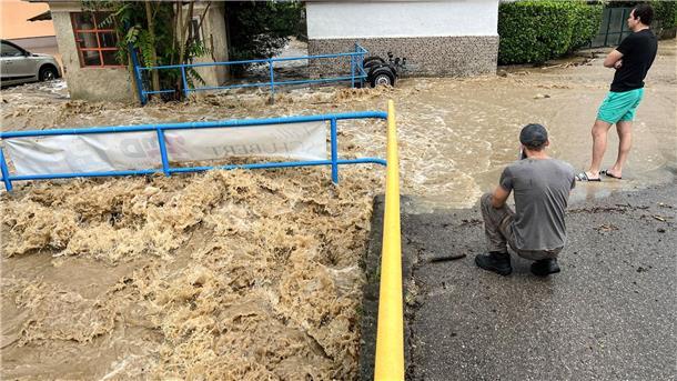 In Ika im Nordosten Istriens (Kroatien) ist ein Bach über die Ufer getreten. Stundenlanger Starkregen und Gewitter haben viele Straßen in der Region unpassierbar gemacht.