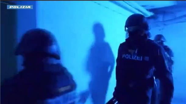 Mafia-Razzia im Morgengrauen - auch Polizist festgenommen In Italien und Deutschland gab es mehrere Festnahmen.