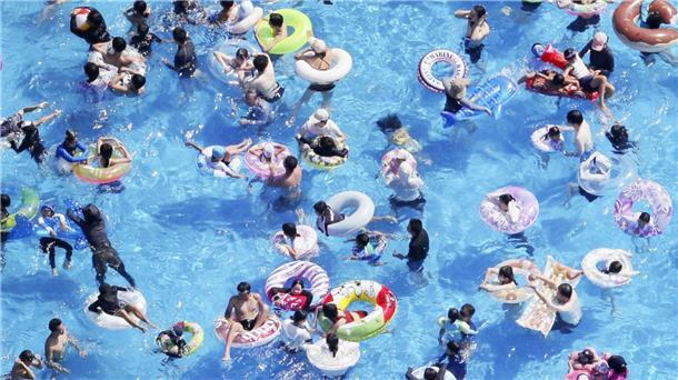 In Japans Schwimmbädern sind nur Schwimmreifen in Form eines Donuts erlaubt.