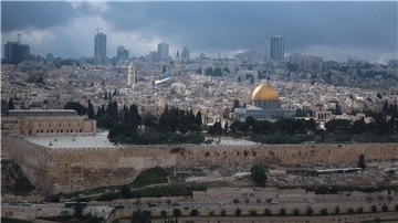In Jerusalem befinden sich Gotteshäuser von Juden, Christen und Muslime in unmittelbarer Nachbarschaft zueinander. Aber auch in Deutschland leben Gläubige unterschiedlicher Religionen nebeneinander.