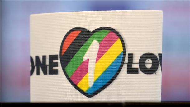 In Katar wird der DFB-Kapitän mit der One-Love-Kapitänsbinde auflaufen. Die Regenbogen-Binde bleibt zu Hause. Das sorgte bereits für Kritik.