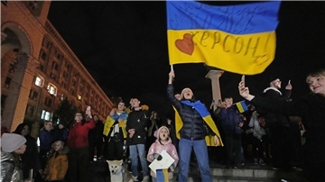 In Kiew feiern Menschen die Nachricht von der Rückkehr ukrainischer Truppen nach  Cherson.