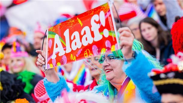 In Köln feiern Zehntausende Kostümierte ausgelassen auf den Straßen und in den Kneipen.