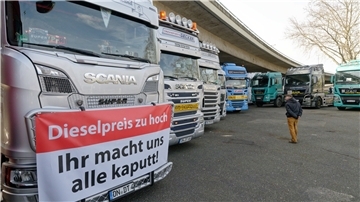 Lkw-Fahrer protestieren gegen die hohen Dieselpreise.