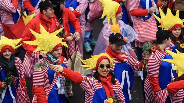 „Make Alaaf not war“: Karneval wieder ohne Corona-Regeln In Köln haben sich Lehrkräfte sowie Schülerinnen und Schüler als Sonnen verkleidet.