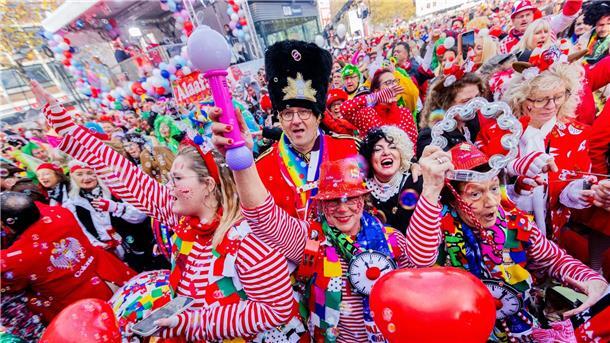 In Köln ist um 11.11 Uhr die neue Karnevalssession eröffnet worden.