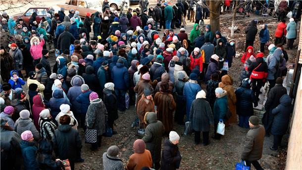 In Kramatorsk warten die Menschen an einer Ausgabestelle für humanitäre Hilfe auf Lebensmittel.