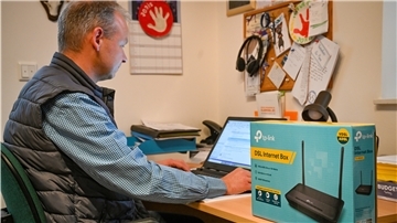 In Kührstedt haben Kunden wie Michael Schlake seit Juni Probleme mit ihrem Internet-Anbieter. Trotz zahlreicher Beschwerden ist eine Lösung für die Betroffenen nicht in Sicht. Verbraucherschützer beklagen den Kundenservice vieler Telekommunikationskonzerne.