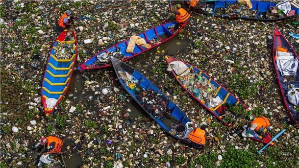 Plastikmüll ließe sich durch vier Schritte stark verringern In Ländern wie Indien, wo es oft kein gutes Abfallmanagement gibt, gelangt viel Plastikmüll in die Umwelt.