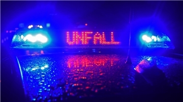 Blaulicht Polizei und das Wort "Unfall". In Langen kam es zu einem Auffahrunfall mit zwei Pkw. Die Polizei stellte beim Verursacher Alkohol am Steuer fest.