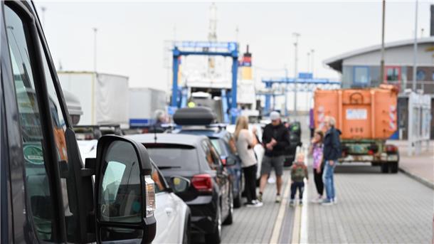 Sommerferien starten: Fähren bereits gut gebucht In langen Schlangen warten Pkws am Borkumkai auf die Fähre für die Überfahrt nach Borkum.