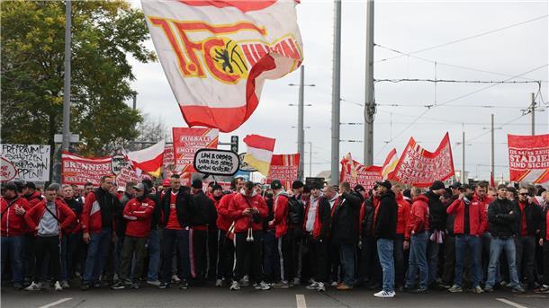 Tausende Fußballfans protestieren gegen Politik-Pläne In Leipzig findet am Montag das Länderspiel zwischen Deutschland und der Slowakei statt.