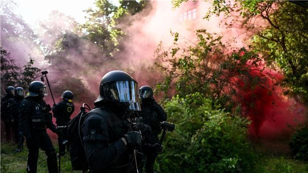 In Leipzig kommt es zu Zusammenstößen zwischen Polizei und Demonstranten.