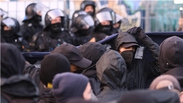 In Leipzig nahmen nach der Urteilsverkündung gegen Lina E. nach Polizeiangaben rund 500 Menschen an einer Demonstration teil.