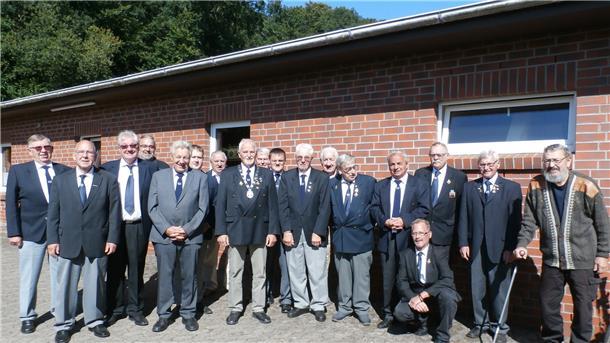 In lockerer Reihenfolge stellten sich die anwesenden Kameraden zum Erinnerungsfoto vor das Schützenhaus. 