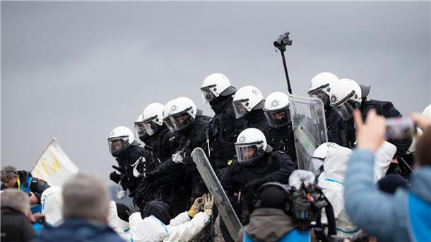 Handgemenge zwischen Aktivisten und Polizei vor Lützerath In Lützerath kommt es zu Konfrontationen zwischen Polizei und Aktivisten.