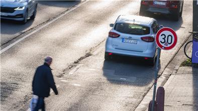 In Mainz gibt es bereits seit Mitte 2020 eine großflächige Tempo-30-Zone. Wenn es nach Umweltschützern geht, sollte in Städten durchgängig Tempo 30 gelten - für mehr Sicherheit, weniger Lärm, weniger Schadstoffe.