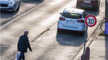In Mainz gibt es bereits seit Mitte 2020 eine großflächige Tempo-30-Zone. Wenn es nach Umweltschützern geht, sollte in Städten durchgängig Tempo 30 gelten - für mehr Sicherheit, weniger Lärm, weniger Schadstoffe.
