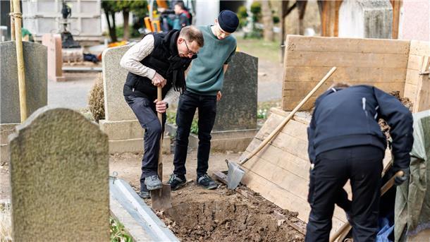 Kollege Tod - So werden Bestatter ausgebildet In manchen Regionen Deutschlands heben Bestatterinnen und Bestatter die Gräber aus. Daher gibt es in Münnerstadt auch einen Lehrfriedhof.