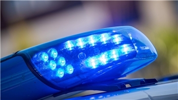 In Mecklenburg-Vorpommern ist ein Polizist mit einem Messer angegriffen und schwer verletzt worden.