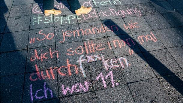 Justizministerin will gegen sexuelle Belästigung vorgehen In mehreren Städten machen Frauen ihre Erfahrungen mit sexueller Belästigung auf der Straße öffentlich. (Archivbild)