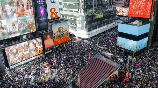 „No Kings“: Massenproteste gegen Trump in den USA In New York nahmen laut Polizei mehr als 100.000 Menschen an Protesten teil.