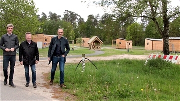 In Niedersachsen ein bisher einmaliges Projekt: Tiny-Häuser auf dem Hartmannshof (von links): Johannes König, Friedhelm Sager und Hendrik Wachowski.