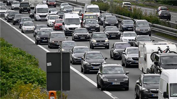 Mehr Autos in Niedersachsen - Wolfsburg bundesweit vorn In Niedersachsen fahren viele Autos. Das führt manchmal zu Stau. (Symbolbild)