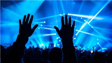 Hände werden hochgehalten bei einem Konzert. 