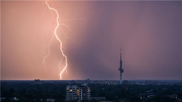 Statistik: Mehr als 223.000 Blitze über Niedersachsen In Niedersachsen sind 2024 über 223.000 Blitze gesichtet worden, das bedeutet den zweiten Platz im Bundesländer-Ranking. (Archivbild)