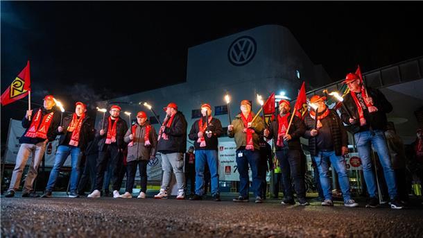 Warnstreiks an zahlreichen Werkstoren in Niedersachsen In Niedersachsen streiken zahlreiche Mitarbeiterinnen und Mitarbeiter.