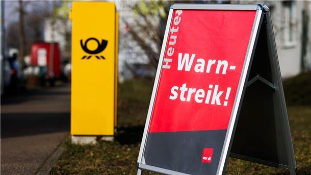 In Niedersachsen und Bremen ruft Verdi zu Warnstreiks in Paketzentren in der Nachtschicht auf.