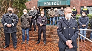 In Niedersachsen waren am Freitagvormittag alle Polizistinnen und Polizisten dazu aufgerufen, der beiden getöteten Kollegen aus der Pfalz zu gedenken. Auch vor dem Kommissariat in Nordenham fand um 10 Uhr eine Gedenkminute statt.