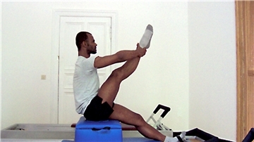 Ein Mann macht Pilates-Übungen.