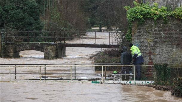 Hochwasser und Sturm in Großbritannien und Frankreich In Nordfrankreich ist wegen Sturm „Henk“ und heftigen Regens die höchste Unwetterwarnstufe ausgerufen worden.