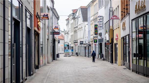 In Oldenburg ist ein Mann von Schüssen aus einer Polizeiwaffe tödlich verletzt worden. 
