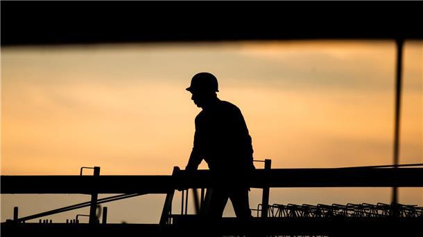 In Ostdeutschland fehlen bald Hunderttausende Arbeitskräfte In Ostdeutschland ist dem Statistischen Bundesamt zufolge mit einer erheblichen Abnahme der Zahl der Menschen im Erwerbsalter zu rechnen.