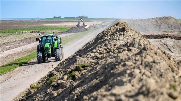 Küstenschützer im Endspurt vor der Sturmflutsaison In Ostfriesland wurden Baustellen für Deicherhöhungen rechtzeitig vor der nahenden Sturmflutsaison abgeschlossen. (Archivbild)