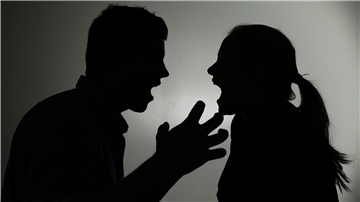 Die Schatten einer Frau und eines Mannes.