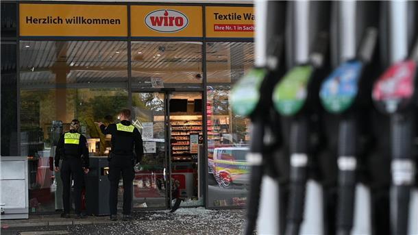 Festnahmen nach Geldautomatensprengung in Papenburg In Papenburg wurde am frühen Morgen ein Geldautomat im Kassenraum einer Tankstelle gesprengt - zwei Tatverdächtige sind bereits in Polizeigewahrsam.
