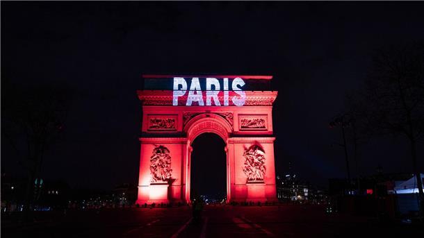 In Paris hat es eine Ton- und Lichtshow am Arc de Triomphe gegeben.